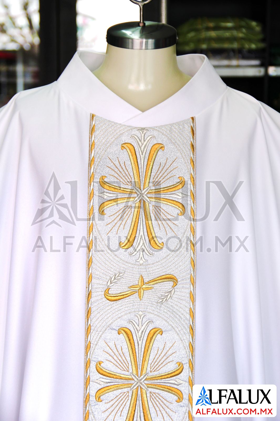 09 SAN ANTONIO Casulla Alfalux Central Blanco Plata Metalico Brocado 2